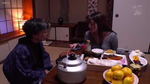 坐姿 · 交谈 · 中景 · 自然 · 灰色长袖 · 日式和室