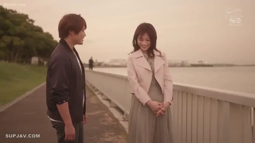 站立 · 微笑 · 遠景 · 欄干 · 休闲外套 · 漫步 · 户外岸边 · 约会剧情