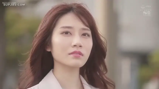 忧郁 · 脸部特写 · 站立 · 职业装 · 凝视 · 户外 · 长发