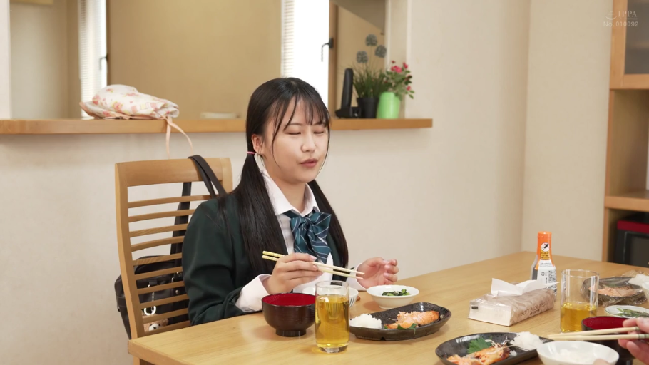 室内 · 严肃 · 面部 · 注视 · 正面 · 黑色上衣 · 人像