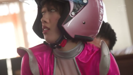 室内 · 坐姿 · 面部特写 · 惊讶 · Cosplay · 侧头观望 · 粉色紧身衣 · 粉色头盔