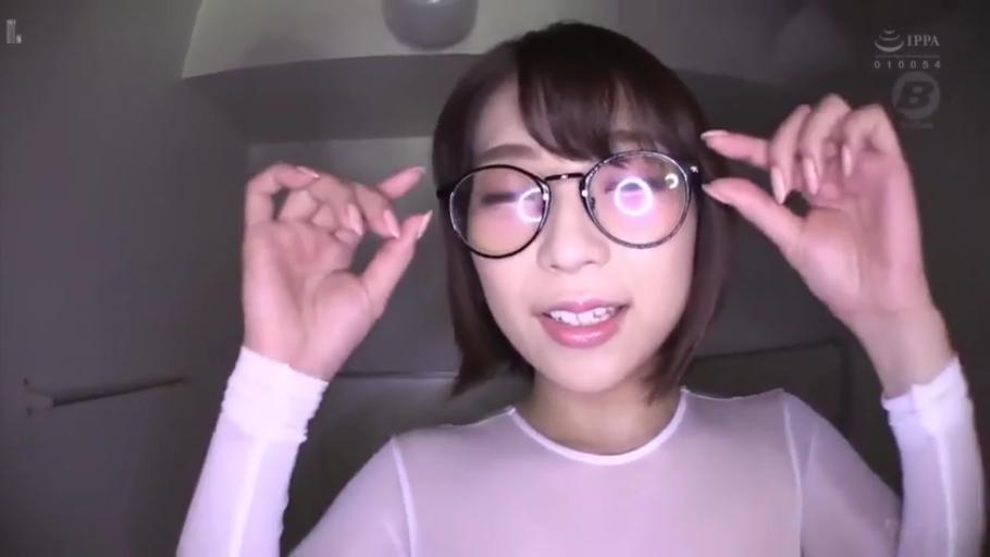 室内 · 眼镜 · 脸部特写 · 微笑 · 短发 · 正面面对 · 调整眼镜 · 白色紧身长袖