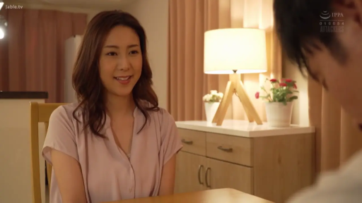 坐姿 · 交谈 · 微笑 · 台灯 · 客厅 · 半身 · 熟女 · 浅紫色短袖上衣