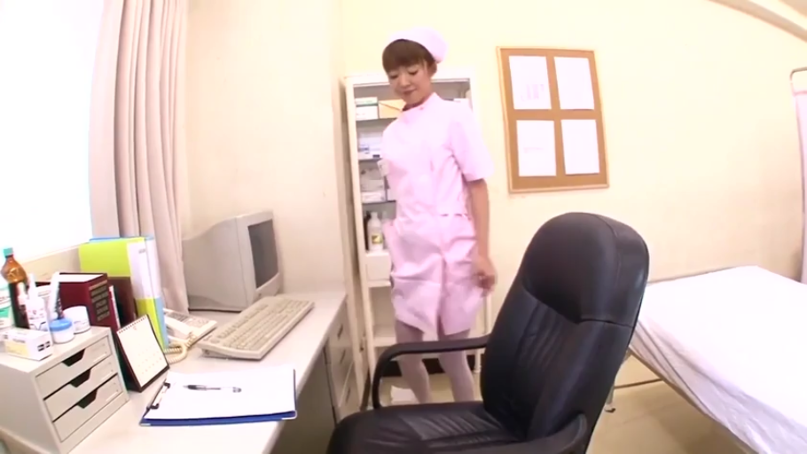 全身 · 护士服 · 站立 · 办公桌 · 微笑 · 诊室 · 走动