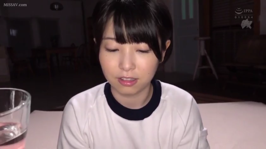 室内 · 坐姿 · 平静 · 面部特写 · 谈话 · 短发 · 运动服 · 水杯