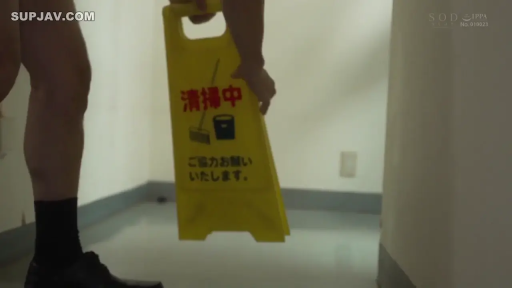 室内 · 坐姿 · 严肃 · 和室 · 中景 · 休闲装 · 交流 · 被褥
