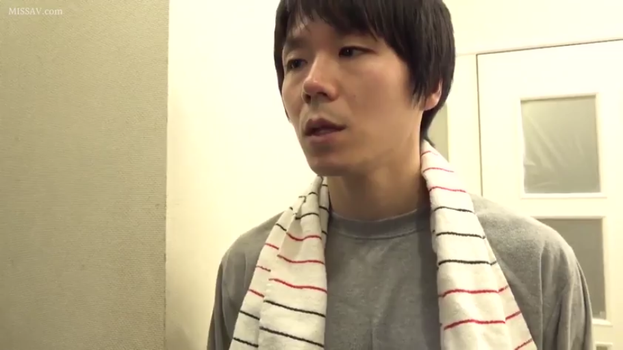 室内 · 站立 · 平静 · 半身特写 · 灰色のトップス · 注視 · 毛巾 · 成年男子