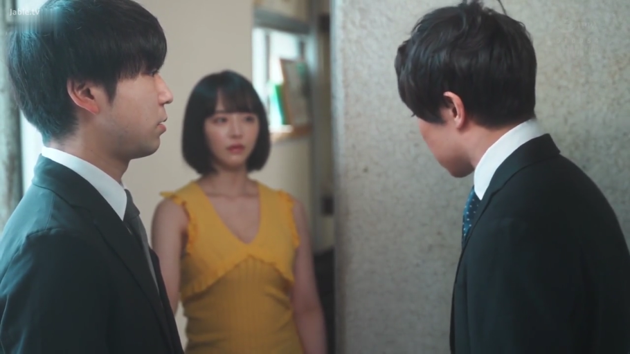 室内 · 交谈 · 严肃 · 站立 · 中景 · 西装 · 三人