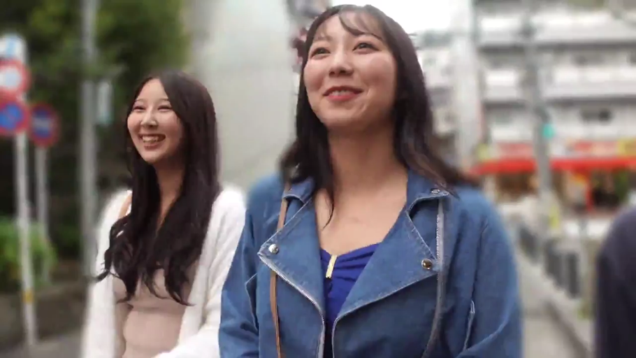 站立 · 酒店房间 · 近景 · 忧虑 · 两人 · 观望 · 围巾 · 空姐制服