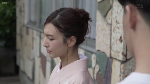 忧郁 · 站立 · 剧情 · 室外 · 侧脸 · 倾听 · 粉色和服