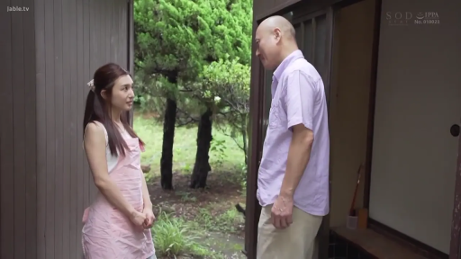 交谈 · 全身 · 自然 · 粉色围裙 · 站立对视 · 邻居剧情 · 门口庭院