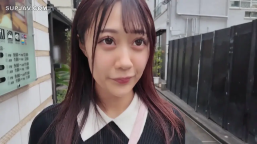 顔のクローズアップ · 正面に立って · 自然 · 凝視 · 户外街道 · 长发 · 黑色翻领上衣 · 肩带