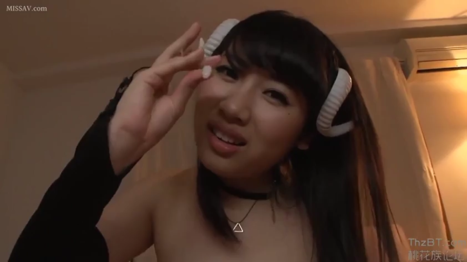 室内 · 第一人称视角 · 面部特写 · 身体前倾 · 角色扮演服 · 厌恶 · 盯着镜头 · 羊角发饰