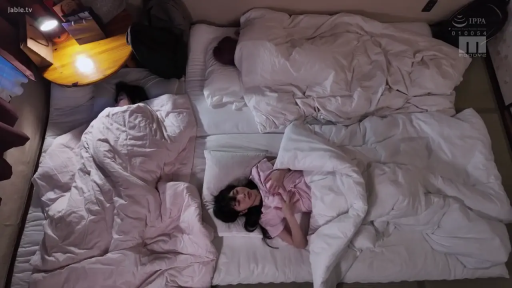 卧室 · 全景 · 平静 · 侧卧 · 俯视 · 床褥 · 睡觉 · 粉色睡衣