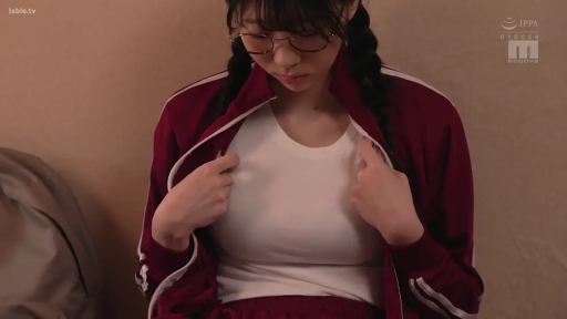 室内 · 坐姿 · 眼镜 · 专注 · 半身 · 红色运动服 · 学生题材 · 拨开外套