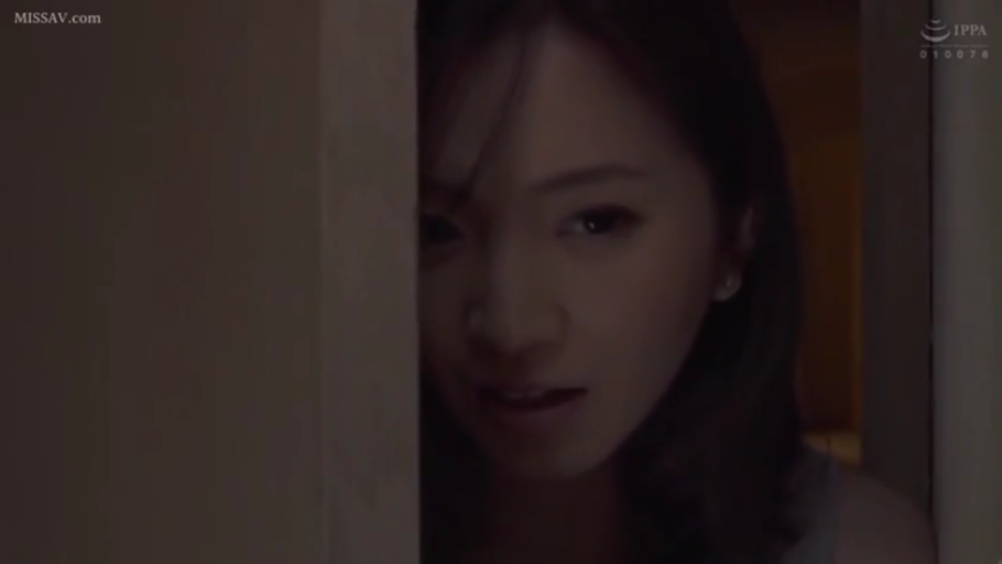 室内 · 脸部特写 · 无袖上衣