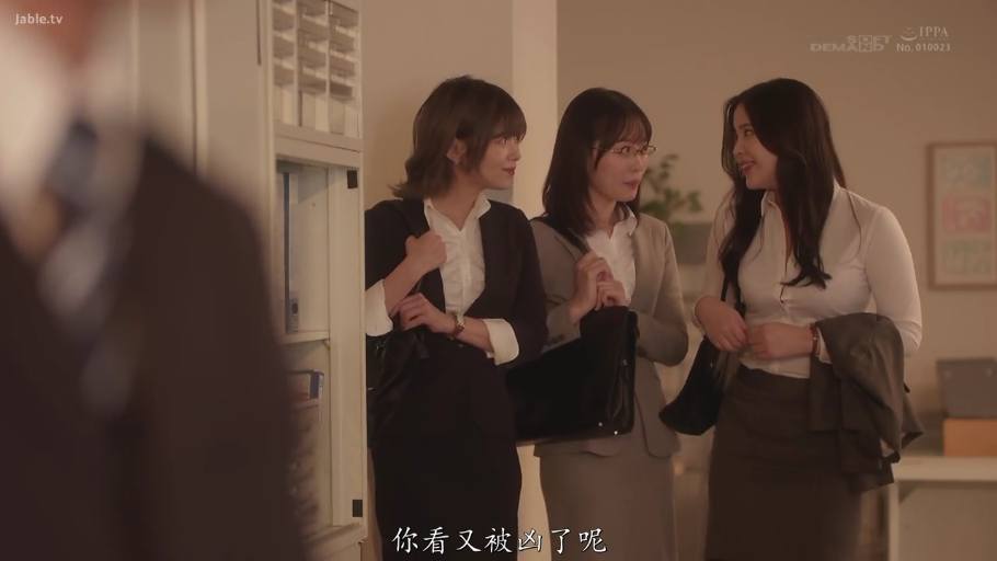 教室 · 专注 · 站姿 · 全景 · 灰色小西装 · 文具 · 讲课 · 师生主题