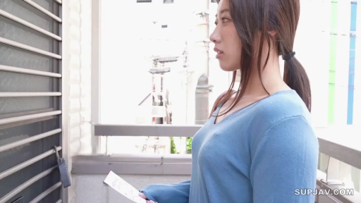 忧郁 · 站立 · 户外 · 侧脸 · 阳台 · 长袖毛衣 · 持信 · 信件