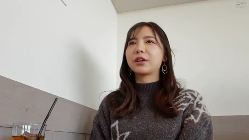 Indoor · Sitting Posture · Conversation · Medium shot · 自然 · 长发 · 毛衣 · 饮料