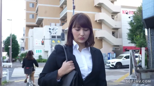 站立 · 中景 · 职业装 · 街道