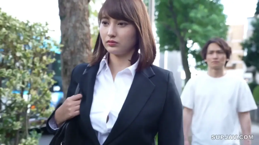 严肃 · 半身 · 职业装 · 街道 · 行走 · 单肩包 · 路人 · 步行