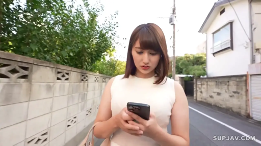 全身 · 投入 · 站姿 · 厨房 · 接吻 · 水印 · 休闲服 · 咖啡杯