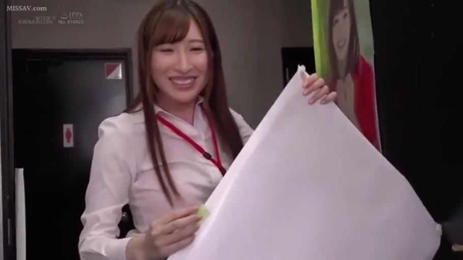 室内 · 站立 · 白衬衫 · 微笑 · 半身 · 职场女性 · 手持纸张 · 大白纸