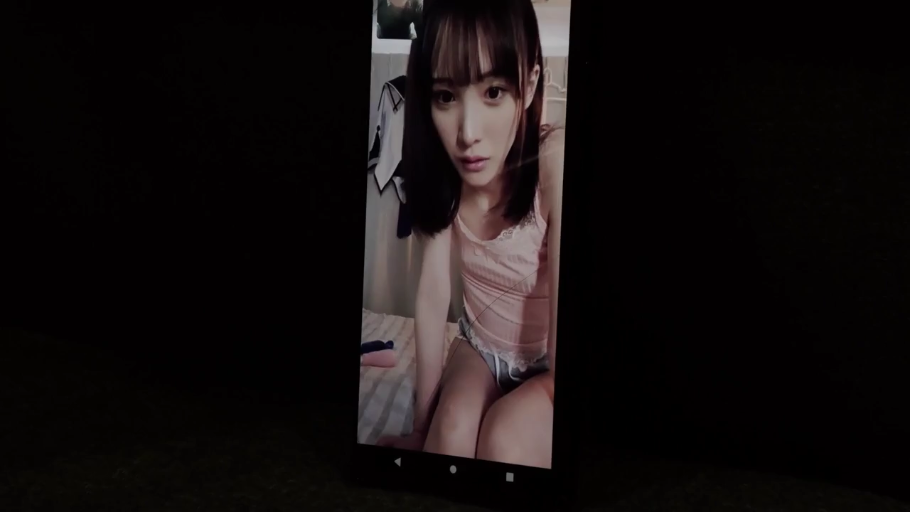 坐姿 · 卧室 · 面部特写 · 注视 · 手机 · 主观视角 · 粉色吊带 · 视频通话