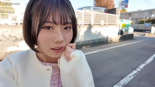 微笑 · 顔のクローズアップ · 街道 · 白色开衫 · 注视镜头 · ショートヘア · 托腮