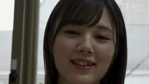 室内 · 微笑 · 顔のクローズアップ · 注视镜头 · ダークカラーの服飾 · 正对姿势 · 高清日常