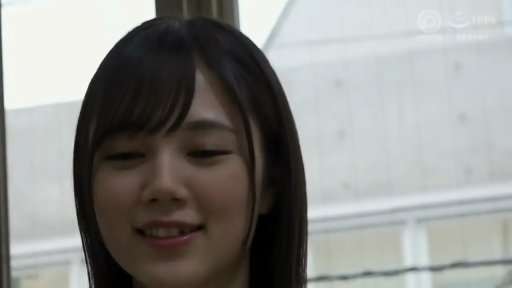 室内 · 微笑 · 顔のクローズアップ · ダークカラーの服飾 · 甜美表情 · 齐刘海长发 · 微侧面对镜头