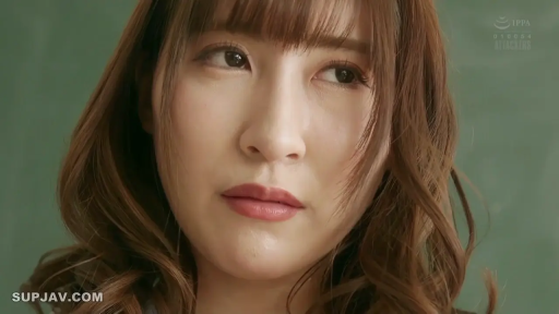 忧郁 · 教室 · 脸部特写 · 衬衫 · 凝视 · 黑板 · 正面 · 棕发