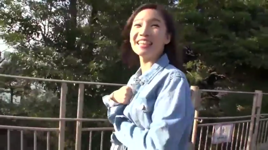 站立 · 微笑 · 半身 · 户外 · 散步 · 自然光 · 牛仔外套