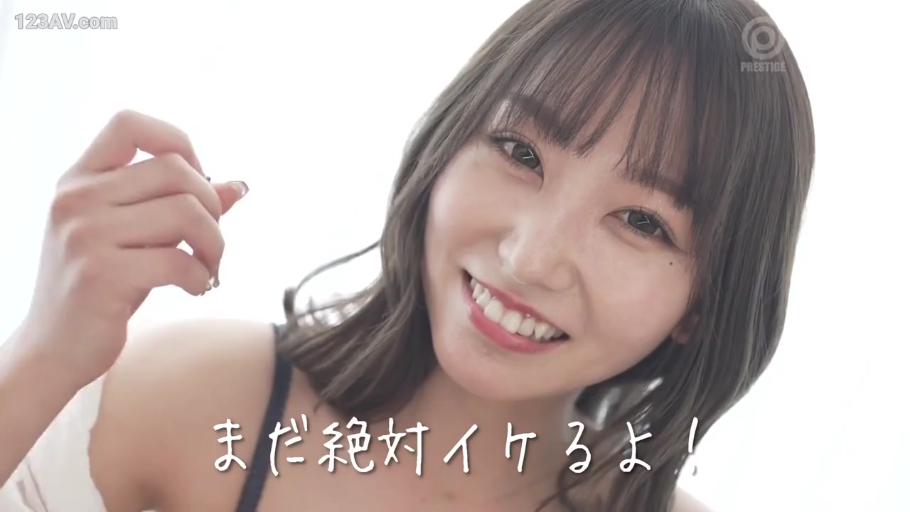 室内 · 脸部特写 · 字幕 · 笑容 · 正面 · 黑色吊带内衣 · 甜美展示 · 小饰物