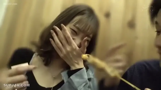 室内 · 坐姿 · 面部特写 · 休闲装 · 成人内容 · 害羞 · 食物 · 捂嘴笑