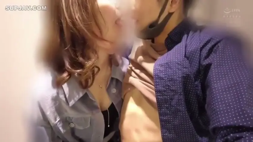 室内 · 上半身 · 靠墙 · 模糊 · 口罩 · 牛仔外套 · 日本AV · 掀起上衣