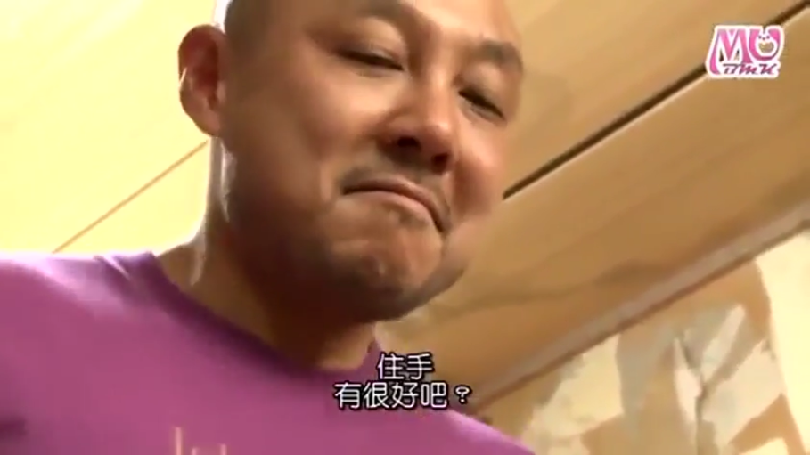 室内 · 脸部特写 · 紫色T恤