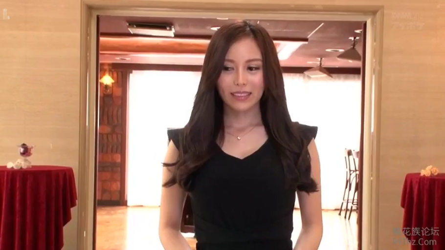 站姿 · 半身 · 黑色連衣裙 · 餐厅