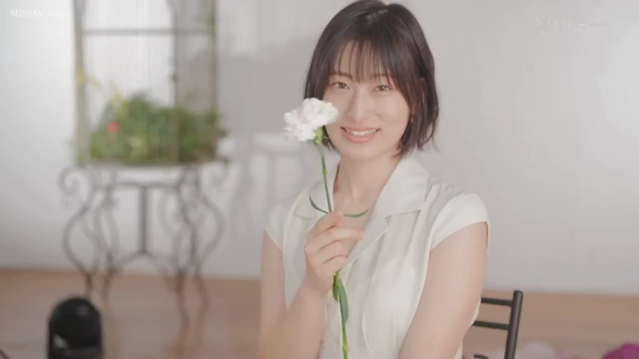 坐姿 · 摄影棚 · 短发 · 胸部以上特写 · 甜美微笑 · 白色无袖衬衫 · 手持花朵 · 康乃馨