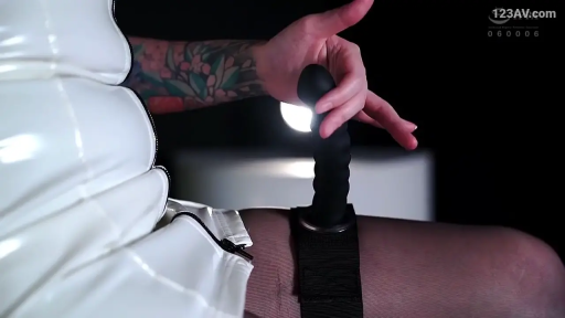 Hazy · 首饰 · 影棚 · 腋下特写 · 后仰 · 白色紧身裙 · seductive