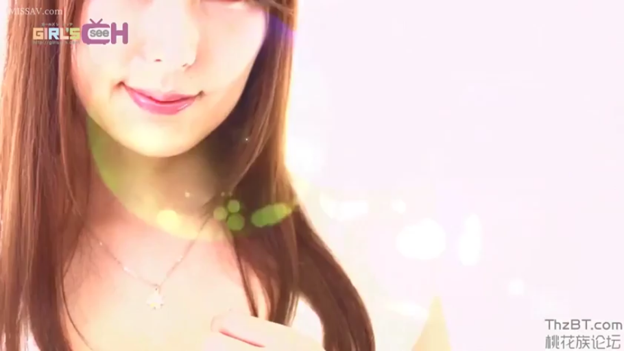 Close-up of the face · Studio · 正面 · 白色低胸装