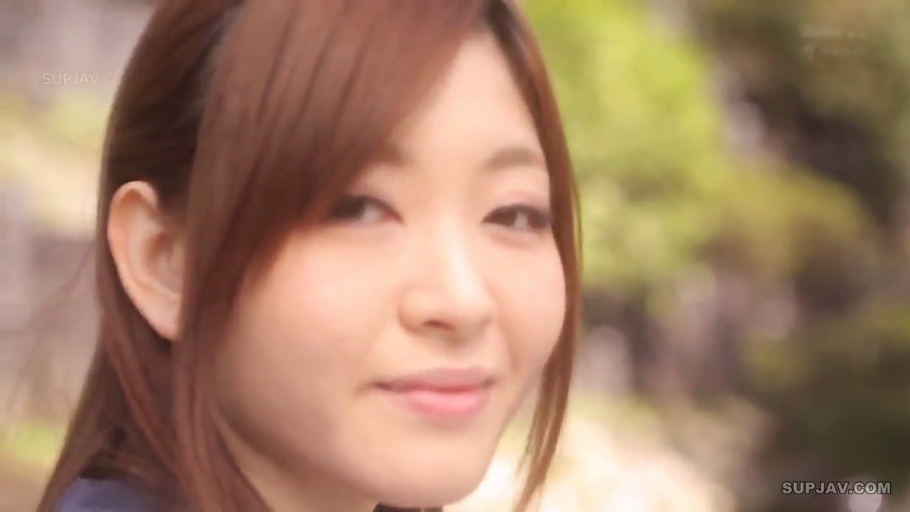 脸部特写 · 微笑 · 注视 · 户外 · 正面 · 棕色长发 · 深色外套