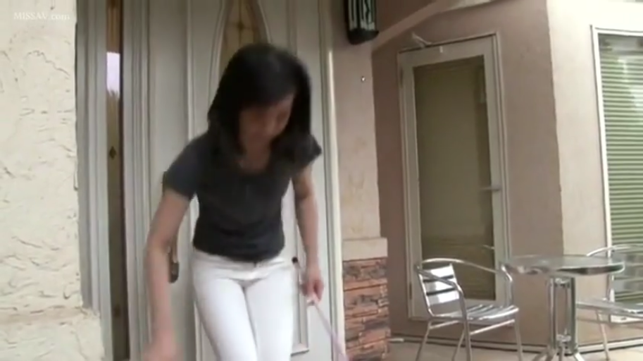 弯腰 · 自然 · 摸索 · 户外门口 · 导盲杖 · 休闲T恤与白裤 · 盲人设定