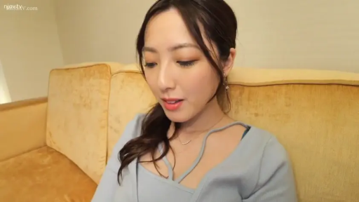 坐姿 · 室内沙发 · 长发 · 俯视 · 胸部以上特写 · 自然表情 · 蓝色V领上衣