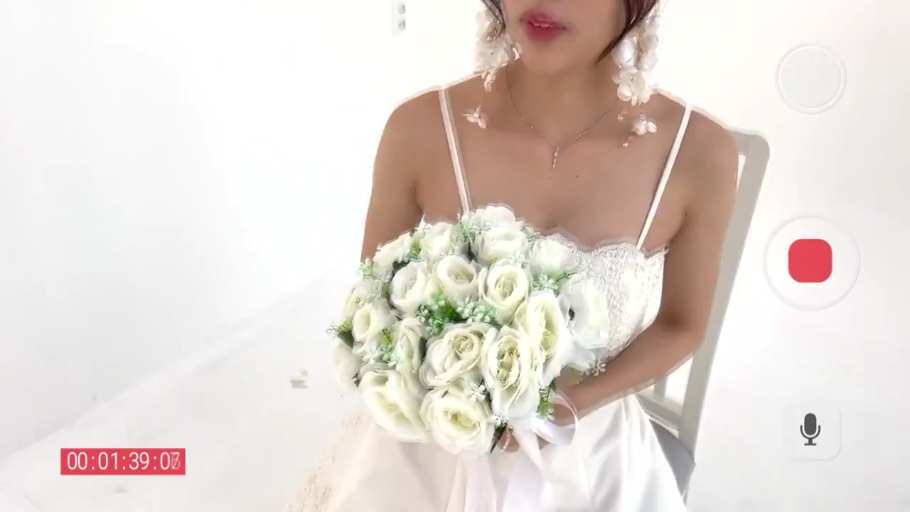 室内 · 坐姿 · 胸部 · 微张嘴 · 婚纱 · 玫瑰花 · 手持捧花