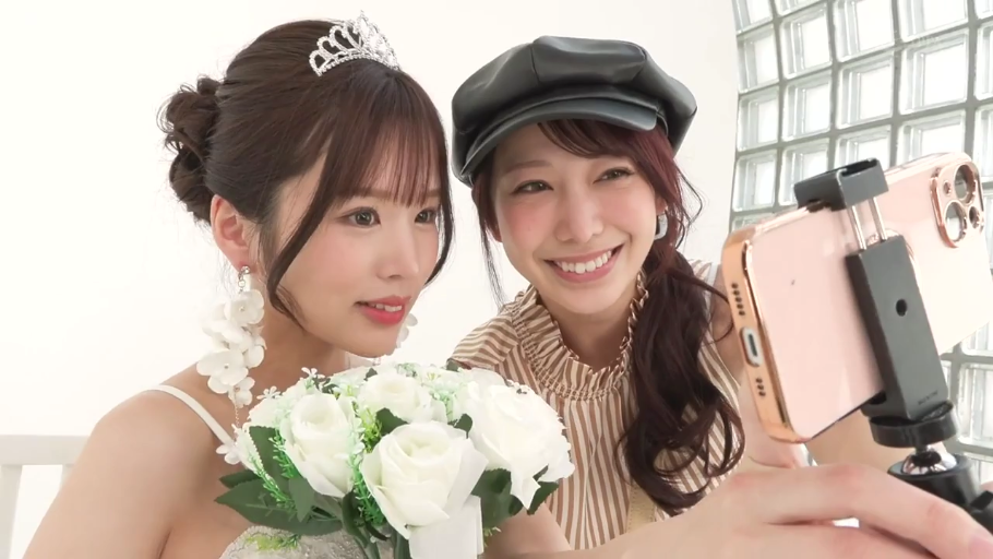 室内 · 微笑 · 顔のクローズアップ · 捧花 · ウェディングドレス · 二人 · 自拍 · 并肩