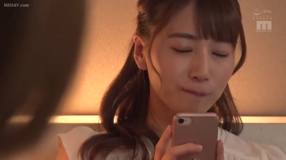 室内 · 坐姿 · 闭眼 · 看手机 · 手机 · 头部特写 · 暖色调 · 白色无袖衫