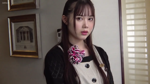 室内 · 站立 · 制服 · 注视 · 近景 · 长发 · 冷淡 · 相框