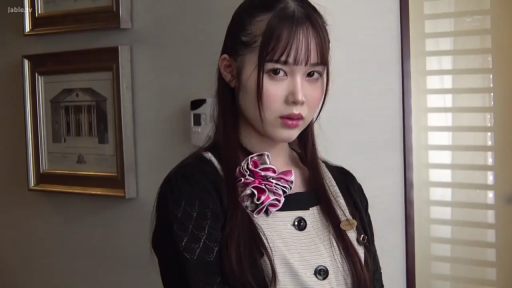 室内 · 严肃 · 女性 · 脸部 · 站立 · 制服 · 凝视