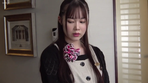 室内 · 瞑想 · 憂鬱 · 站姿 · ビジネススーツ · 上半身 · 长发 · 胸花